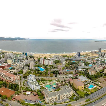Bohemi And Free Parking Hotel